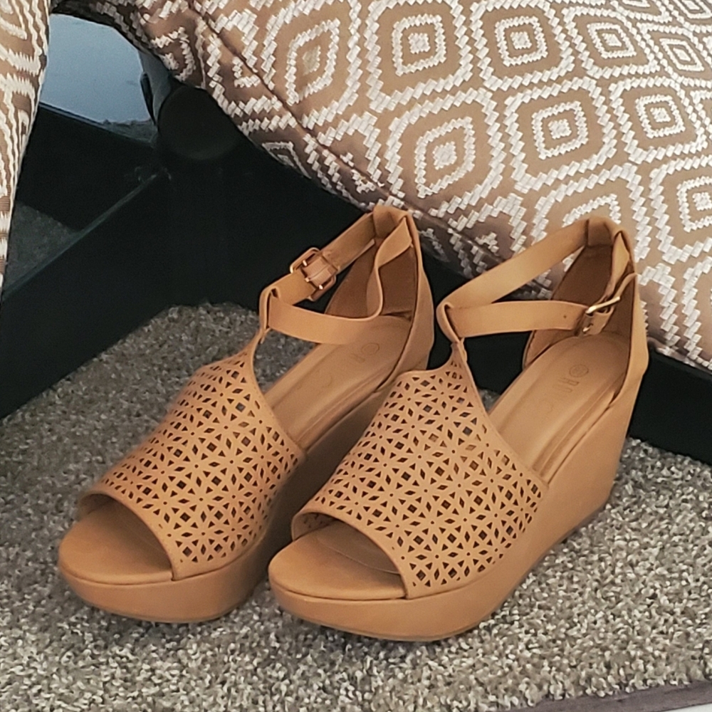 Women's Wedges/Platform Heels.